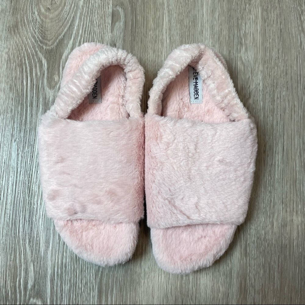 Steve Madden Fluffy Pink Faux Fur Slipper MISMATCHED SIZE 8/9 New